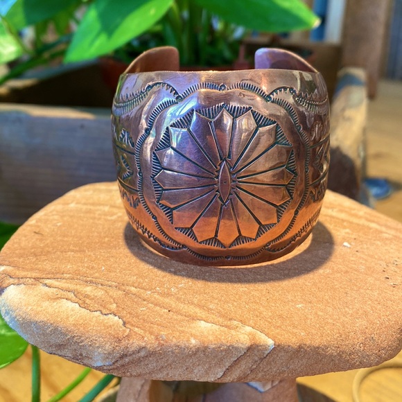 VINTAGE ‼️ NAVAJO SIGNED LARGE COPPER CUFF‼️ - Picture 3 of 13